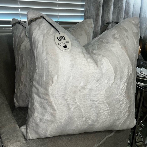 1-NWT CALLISTO HOME IVORY FAUX FUR
DECORATIVE PILLOW - Picture 1 of 14